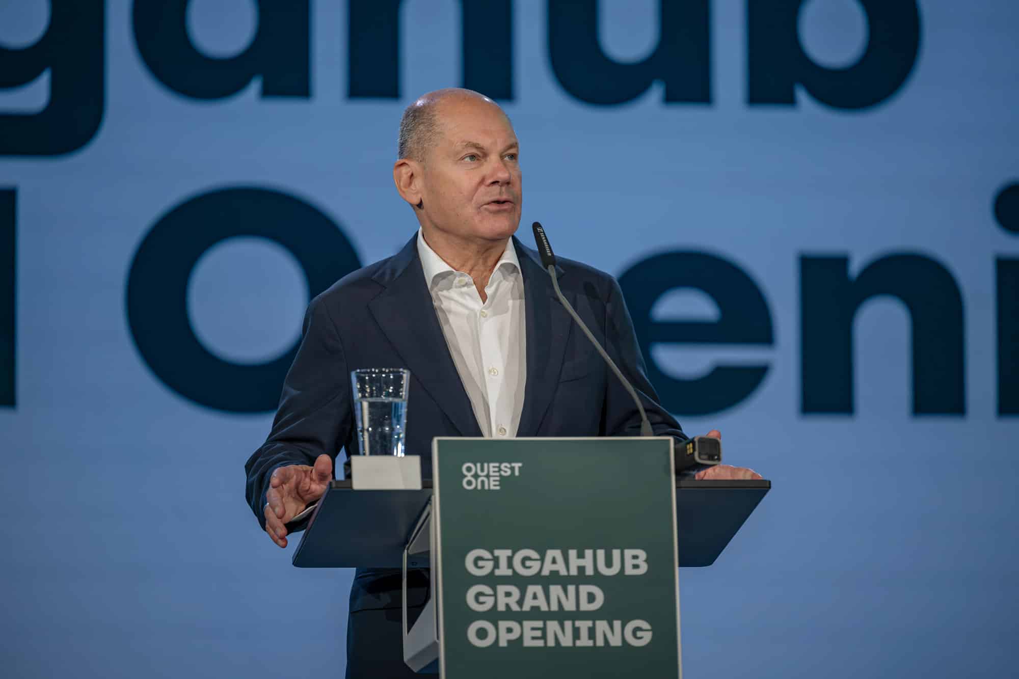 Bundeskanzler Olaf Scholz bei der Eröffnung des Gigahub von Quest One
